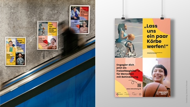 Bei der Rolltreppe zur U-Bahn-Station sind drei Plakate an der Wand zu sehen