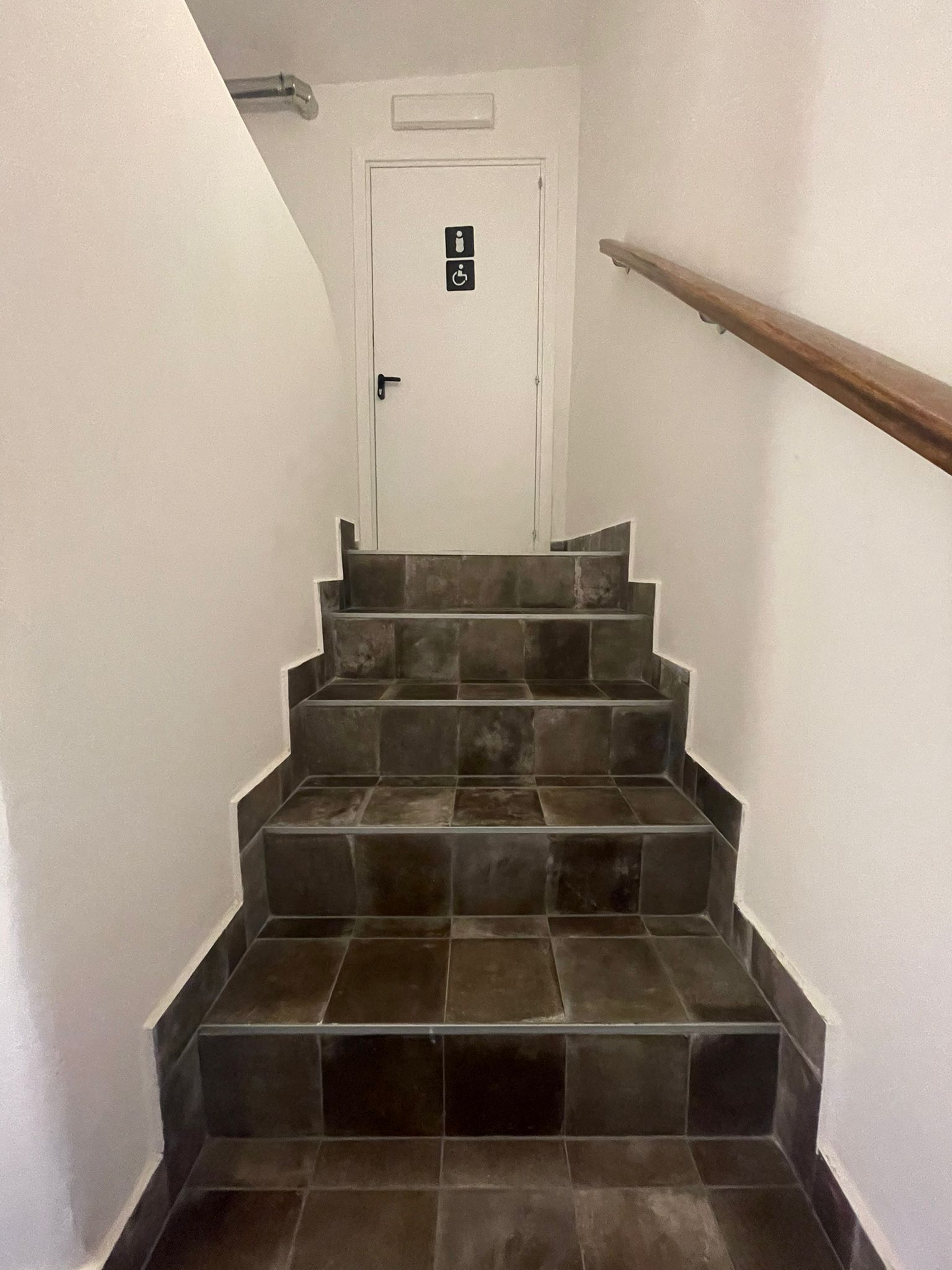 Treppe zum Behinderten-WC, gesehen auf Procida