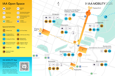 Lageplan des IAA Open Space 2025 in München mit Eingängen Nord, West und Süd. Markiert sind zentrale Plätze wie Königsplatz, Odeonsplatz, Geschwister-Scholl-Platz, Ludwigstraße, Residenzhöfe, Wittelsbacherplatz, Marienplatz und Max-Joseph-Platz. Symbole zeigen Standorte von Info-Points, Food Areas, Toiletten, Erste Hilfe, Trinkwasser, U- und S-Bahn sowie Sonderaktivitäten wie Citizens Lab, Testfahrten, Fahrradparcours, Family Trail und Festival of Lights. Links Legende und QR-Code für die IAA Mobility App.