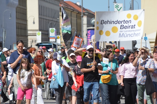 viele Leute bei der Demo, strahlendes Wetter