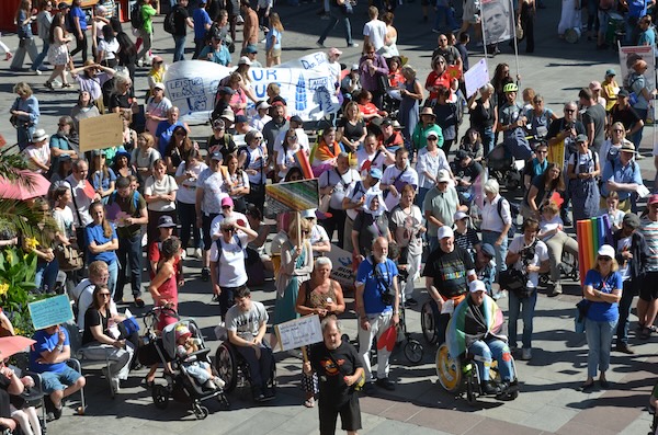 viele Leute bei der Demo, strahlendes Wetter