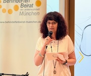 Nadja Rackwitz mit Mikrofon und Zettel in der Hand