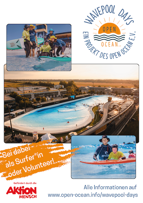 Plakat „Wavepool Days – ein Projekt des Open Ocean e. V.“ mit Fotos von inklusivem Surfen in einer künstlichen Welle. Menschen mit und ohne Behinderung surfen gemeinsam mit Unterstützung. Text: „Sei dabei als Surfer*in oder Volunteer!“ sowie Link zu weiteren Informationen und Hinweis auf Förderung durch Aktion Mensch.