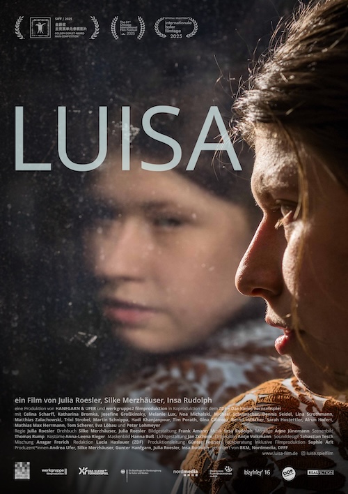 Das Bild ist ein Film-Plakat. Man sieht ein Mädchen von der Seite. In einer Scheibe sieht man ihr Gesicht noch einmal. Das Mädchen wirkt traurig und nachdenklich. Der Titel vom Film ist: LUISA.